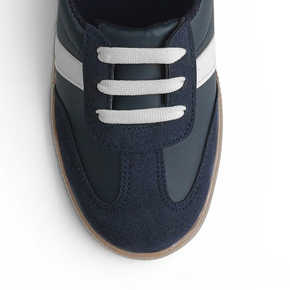 Vista del detalle en agujetas con detalles blancos del tenis azul casual con suela baja 2cm para dama 