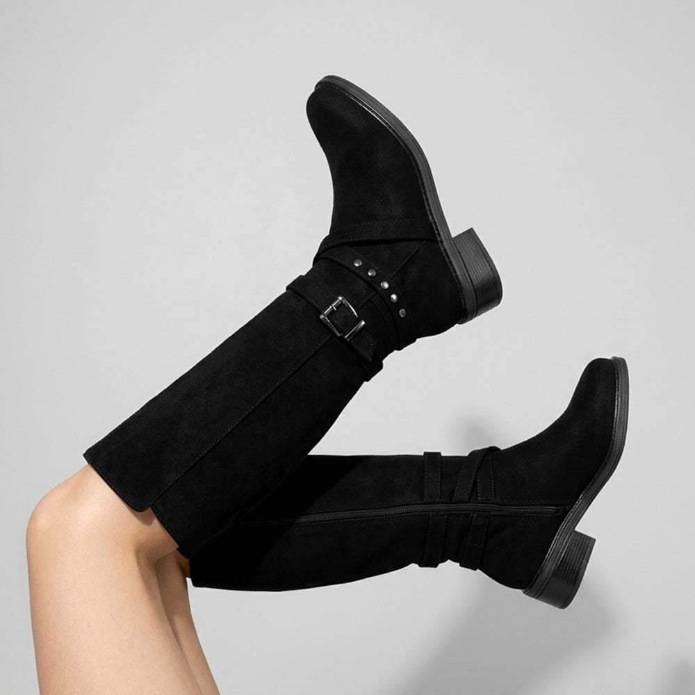 Botas negras para dama con tacón bajo 4 cm, herraje y tiras decorativas en acabado durazno.