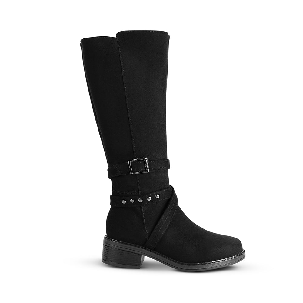 Vista lateral en la bota negra para dama con tiras y herraje decorativo de tacón bajo 4cm 