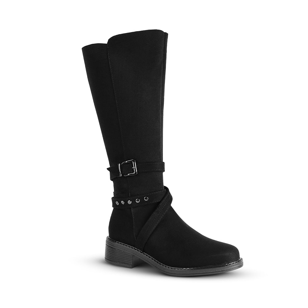 Vista diagonal de la bota negra tipo durazno con tacón bajo 4cm, tiras y herraje decorativo para dama 