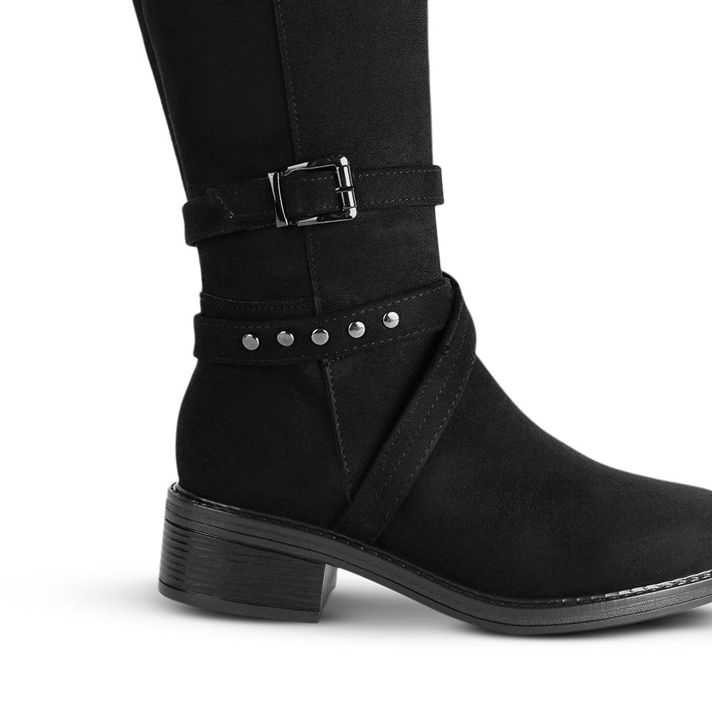 Vista trasera del tacón bajo 4cm en la bota negra con tiras y herraje decorativo para dama 