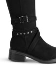 Vista trasera del tacón bajo 4cm en la bota negra con tiras y herraje decorativo para dama 