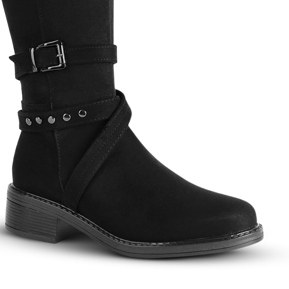 Detalle del material durazno en la bota negra con tiras y herraje decorativo para dama y tacón bajo 4cm 