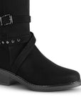 Detalle del material durazno en la bota negra con tiras y herraje decorativo para dama y tacón bajo 4cm 