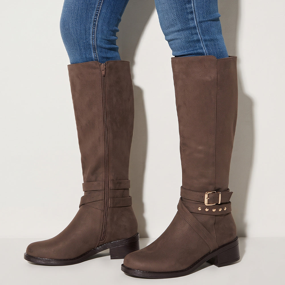 Botas cafés para dama con tacón bajo 4 cm, herraje y tiras decorativas en acabado durazno.