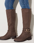 Botas cafés para dama con tacón bajo 4 cm, herraje y tiras decorativas en acabado durazno.