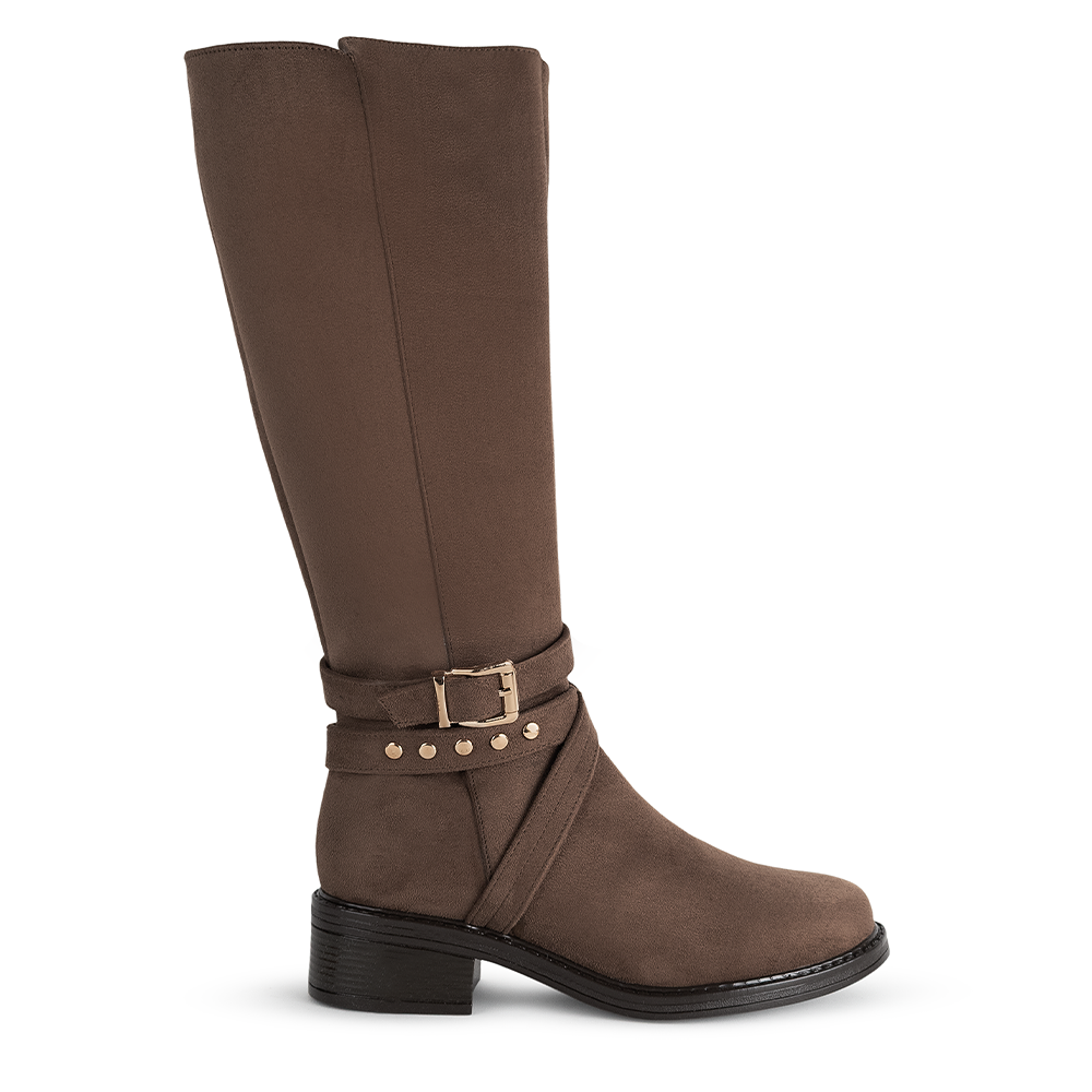 Vista lateral en la bota café para dama con tiras y herraje decorativo de tacón bajo 4cm 
