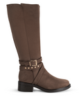 Vista lateral en la bota café para dama con tiras y herraje decorativo de tacón bajo 4cm 