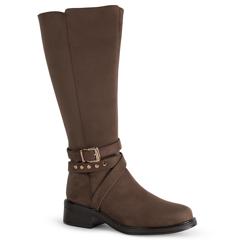 Vista diagonal de la bota café tipo durazno con tacón bajo 4cm, tiras y herraje decorativo para dama 