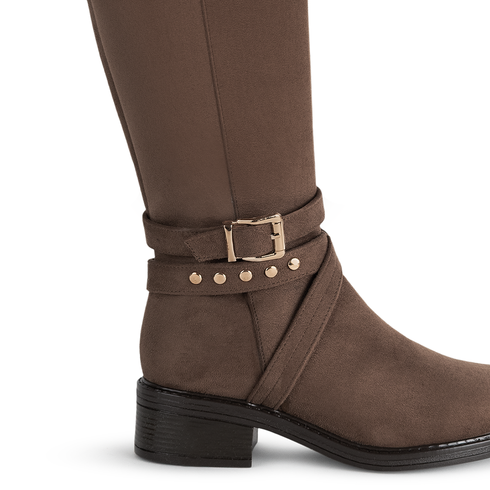 Vista trasera del tacón bajo 4cm en la bota café con tiras y herraje decorativo para dama 
