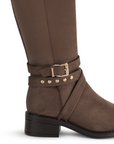 Vista trasera del tacón bajo 4cm en la bota café con tiras y herraje decorativo para dama 