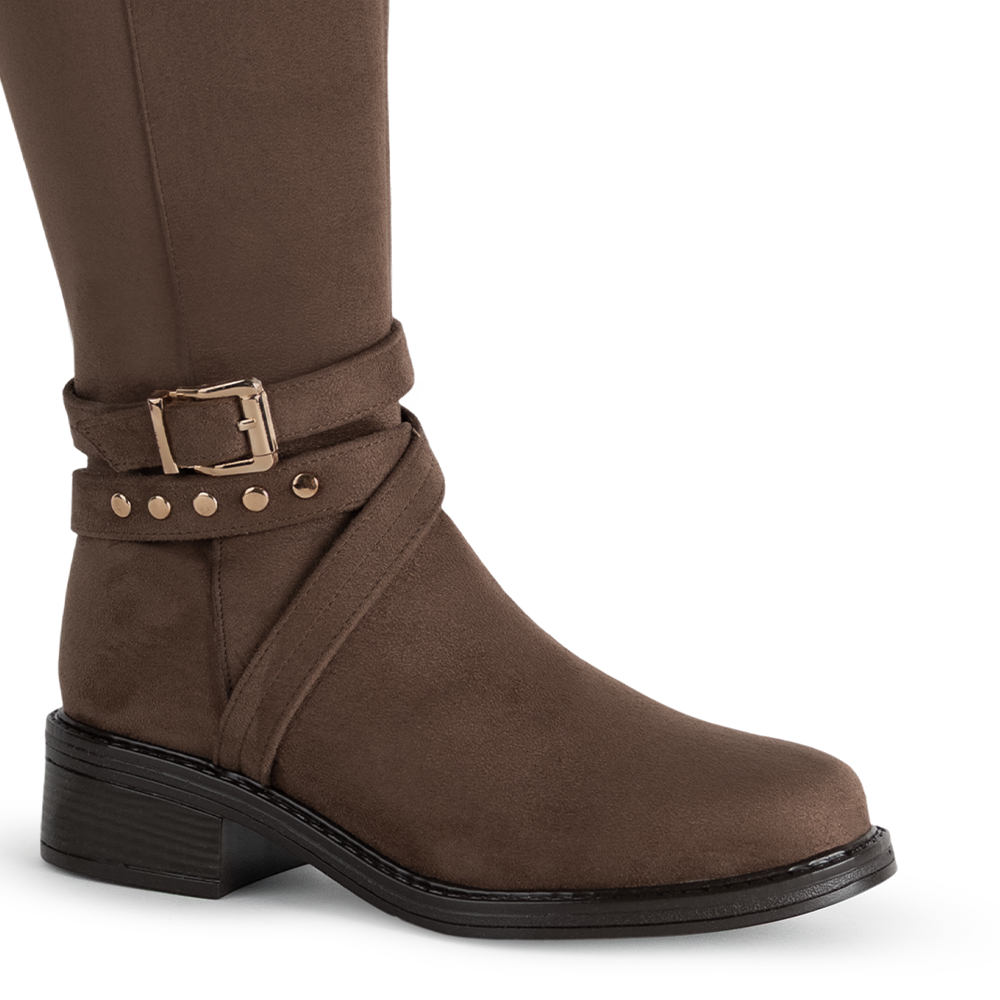Detalle del material durazno en la bota café con tiras y herraje decorativo para dama y tacón bajo 4cm 