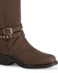 Detalle del material durazno en la bota café con tiras y herraje decorativo para dama y tacón bajo 4cm 