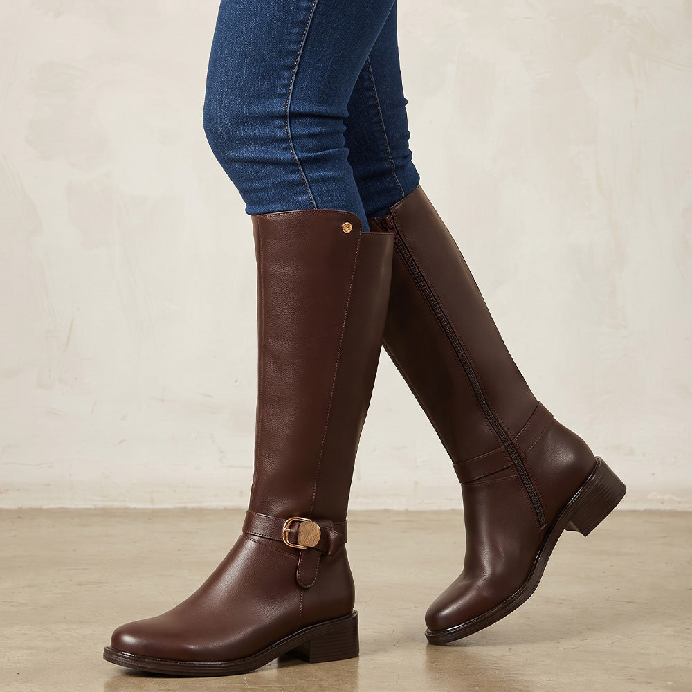 Botas cafés clásicas con detalles metálicos, cierre funcional y tacón bajo 4cm para dama 