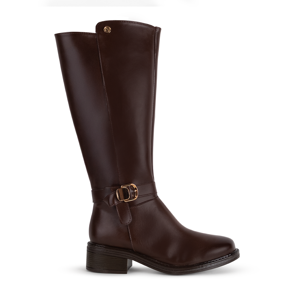 Vista lateral de la bota café clásica con detalles metálicos decorativos y tacón bajo 4cm para dama