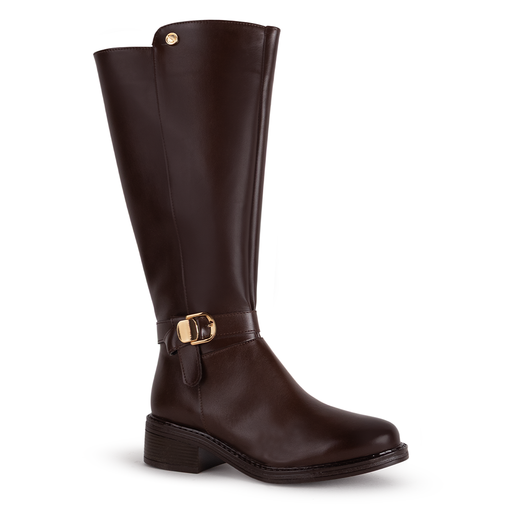 Vista diagonal de la bota café clásica con tacón bajo 4cm y detalles metálicos decorativos para dama 