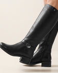 Botas negras clásicas con detalles metálicos, cierre funcional y tacón bajo 4cm para dama 