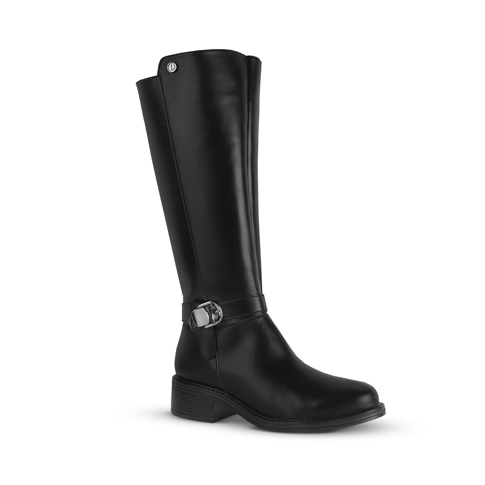 Vista diagonal de la bota negra clásica con tacón bajo 4cm y detalles metálicos decorativos para dama 