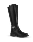 Vista diagonal de la bota negra clásica con tacón bajo 4cm y detalles metálicos decorativos para dama 