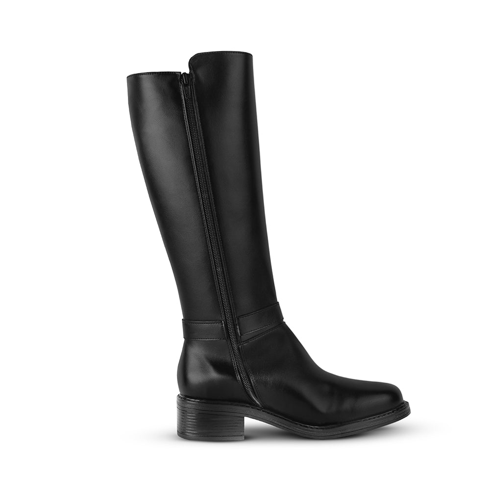 Vista del detalle en cierre funcional de la bota negra clásica con tacón bajo 4cm para dama  