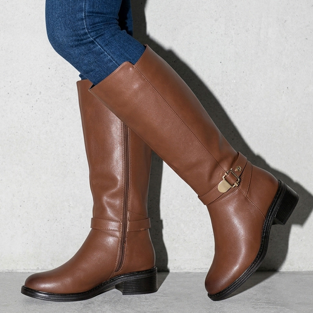 Botas cafés clásicas con herrajes metálicos, cierre funcional y tacón bajo 4cm para dama 