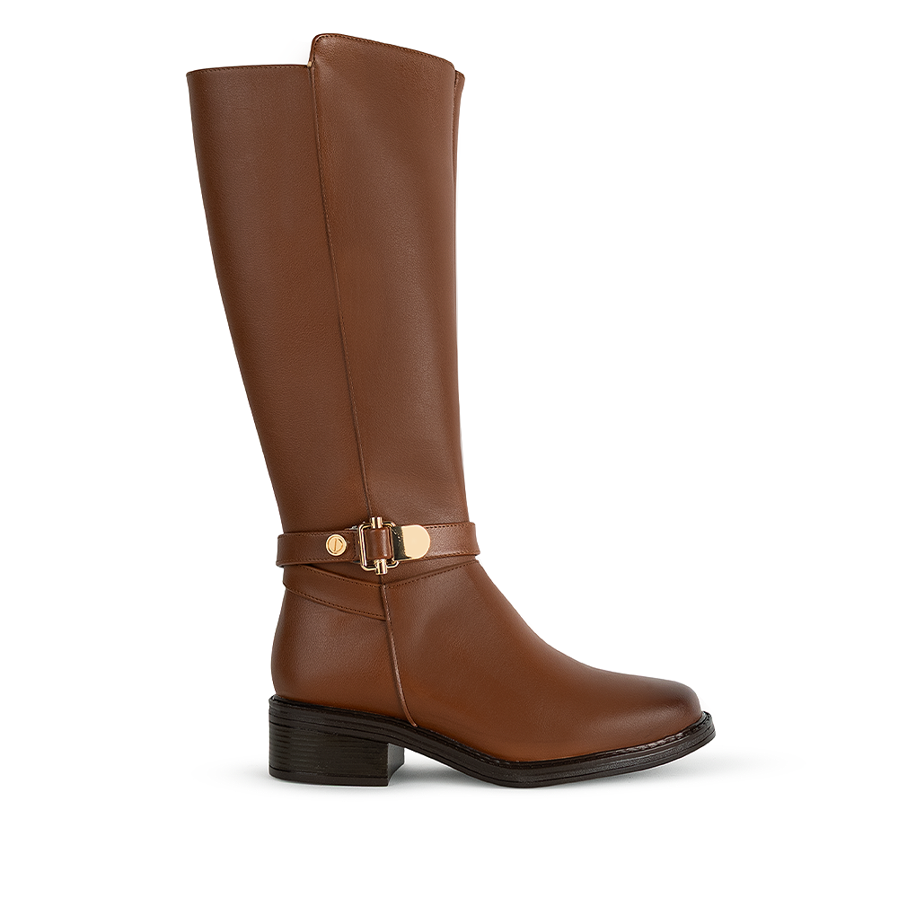 Vista lateral de la bota café clásica con herraje metálico decorativo y tacón bajo 4cm para dama
