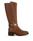Vista lateral de la bota café clásica con herraje metálico decorativo y tacón bajo 4cm para dama
