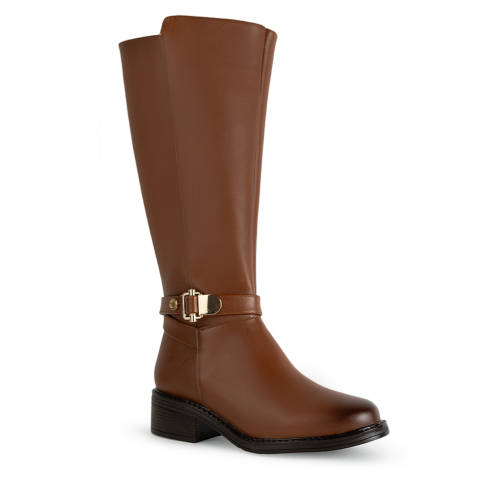 Vista diagonal de la bota café clásica con tacón bajo 4cm y herraje metálico decorativo para dama 