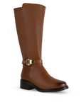 Vista diagonal de la bota café clásica con tacón bajo 4cm y herraje metálico decorativo para dama 
