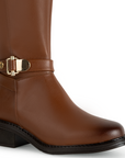 Detalle del material sintético en la bota café para dama con herraje metálico decorativo y tacón bajo 4cm  