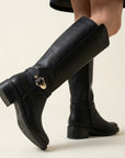 Botas negras clásicas con herrajes metálicos, cierre funcional y tacón bajo 4cm para dama 