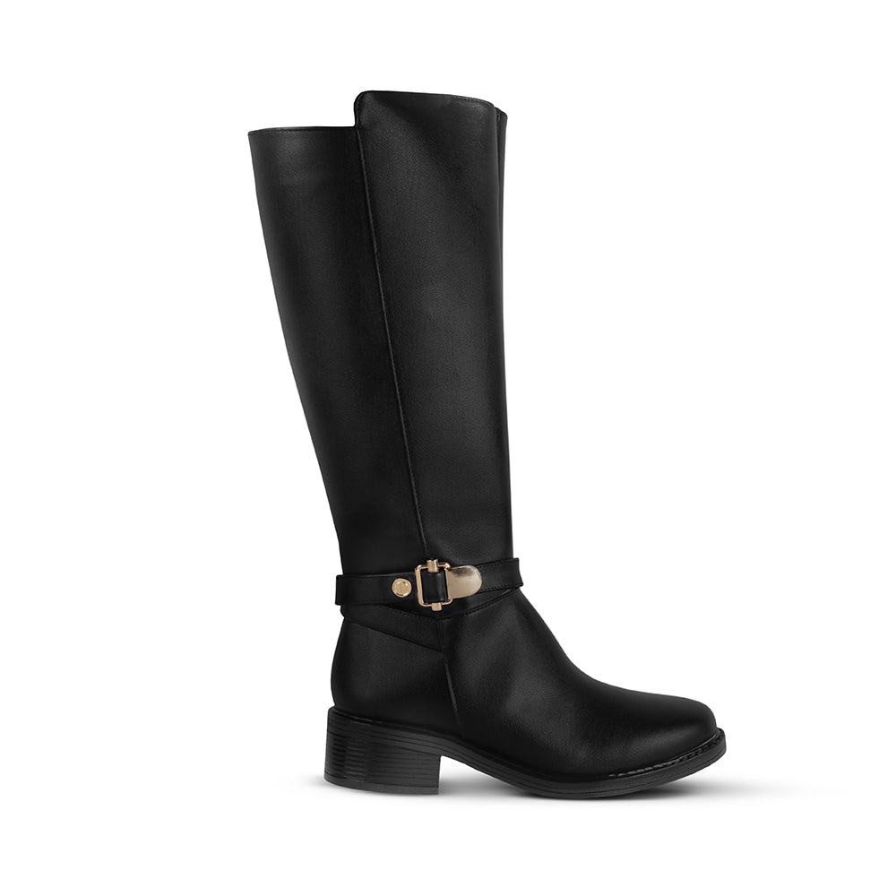 Vista lateral de la bota negra clásica con herraje metálico decorativo y tacón bajo 4cm para dama