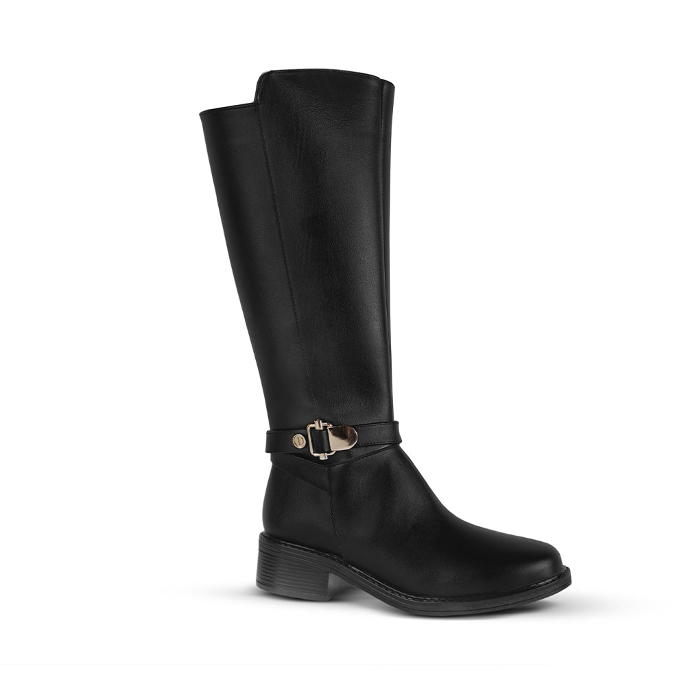 Vista diagonal de la bota negra clásica con tacón bajo 4cm y herraje metálico decorativo para dama 