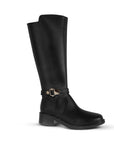 Vista diagonal de la bota negra clásica con tacón bajo 4cm y herraje metálico decorativo para dama 