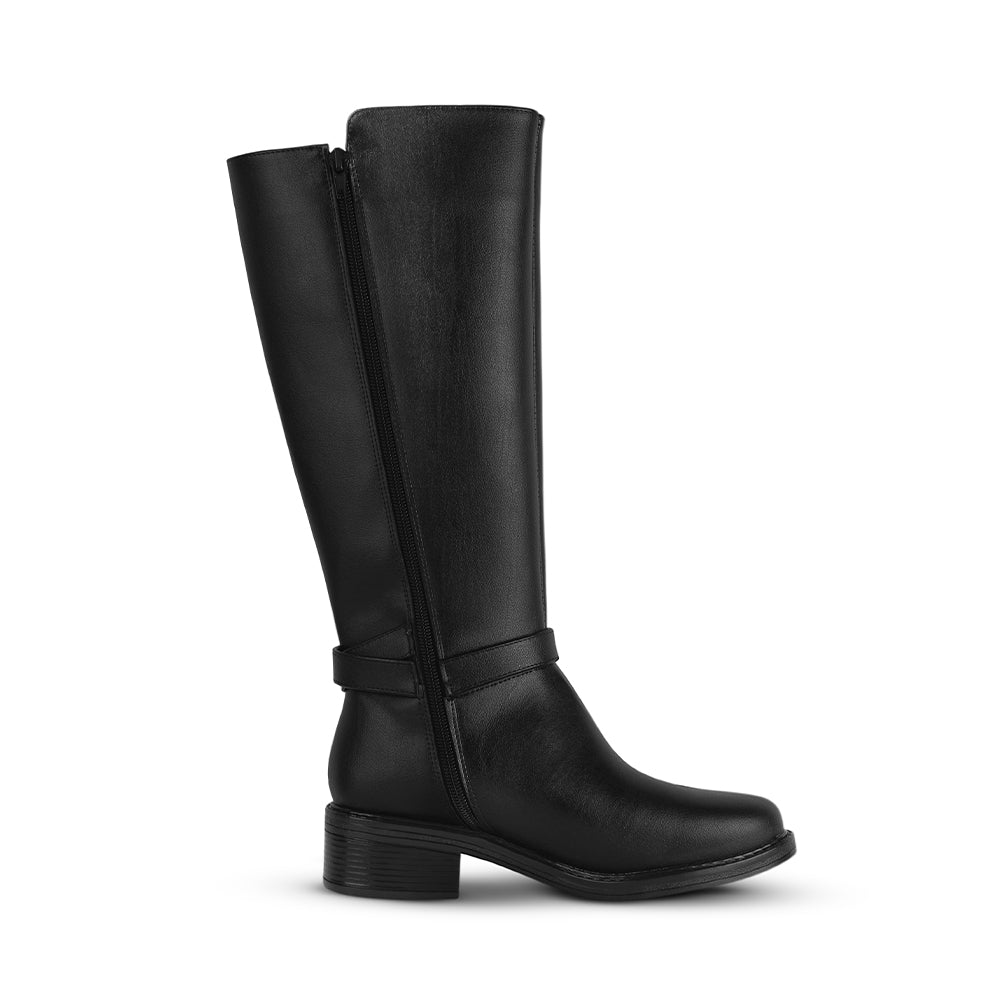 Vista del detalle en cierre funcional de la bota negra clásica con tacón bajo 4cm para dama 