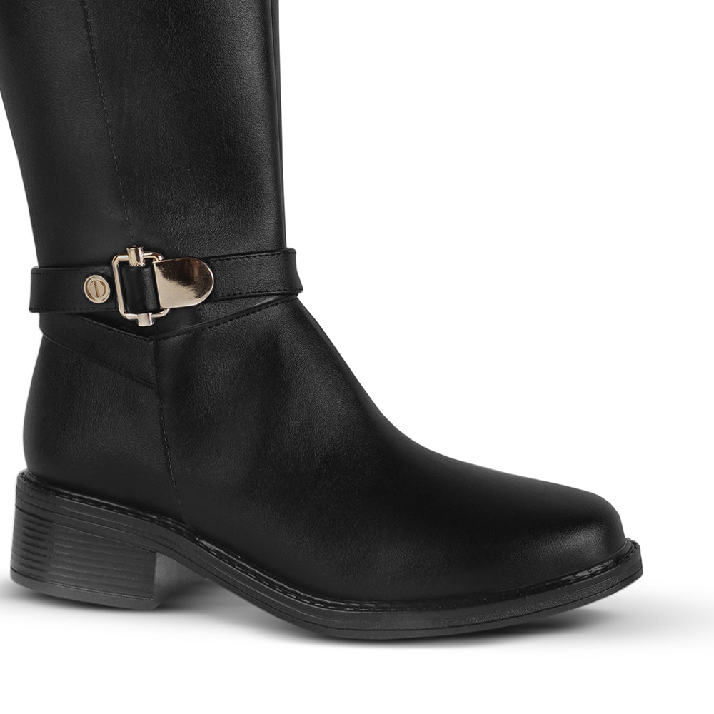 Detalle del material sintético en la bota negra para dama con herraje metálico decorativo y tacón bajo 4cm  