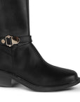 Detalle del material sintético en la bota negra para dama con herraje metálico decorativo y tacón bajo 4cm  