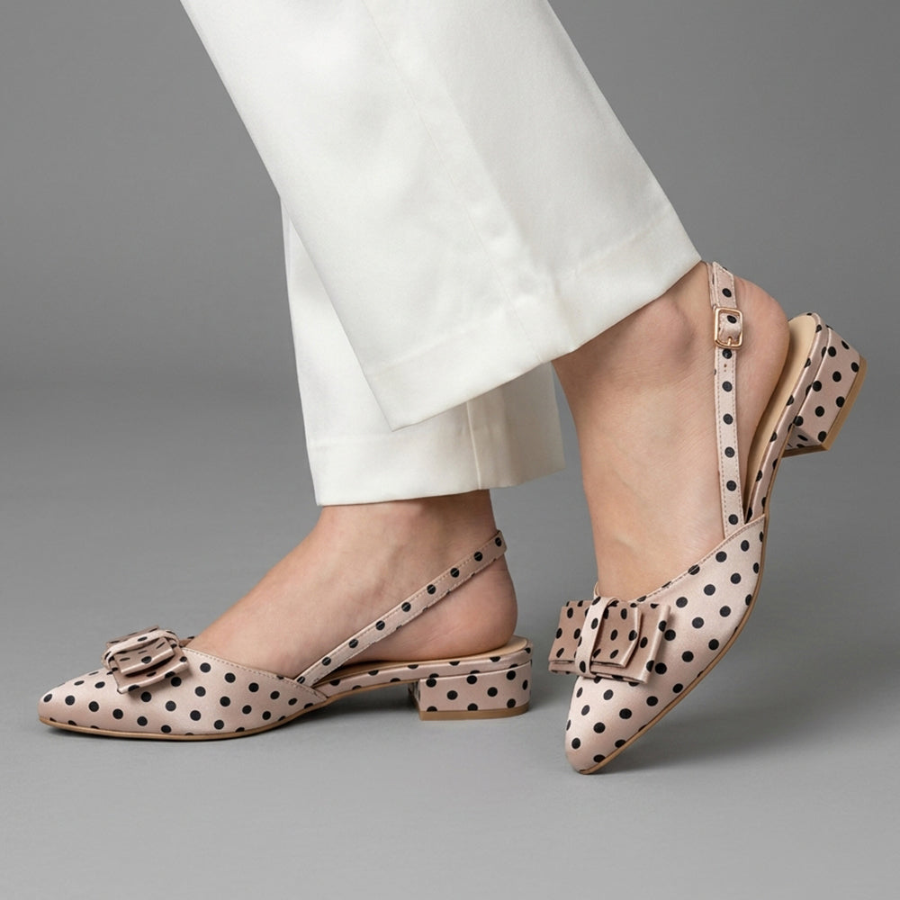 Zapatillas nude con lunares negros de punta fina, moño decorativo y pulsera ajustable para dama 