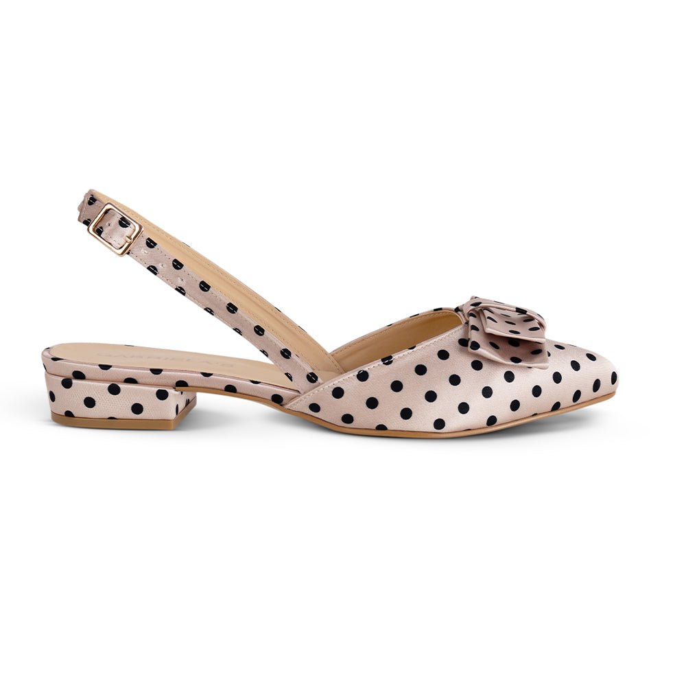 Vista lateral de zapatilla nude para dama con pulsera ajustable,moño decorativo en punta fina y tacón bajo 3cm 