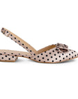 Vista lateral de zapatilla nude para dama con pulsera ajustable,moño decorativo en punta fina y tacón bajo 3cm 