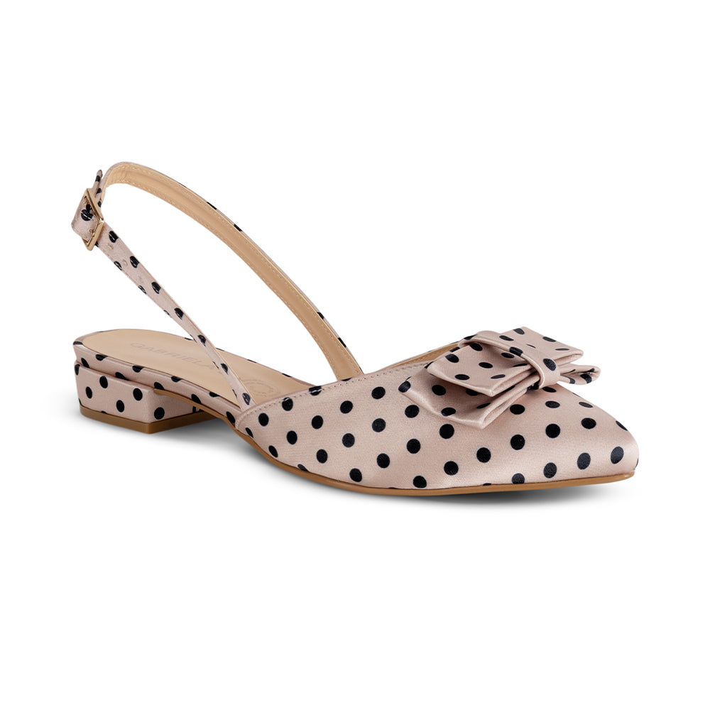 Vista diagonal de zapatilla nude con lunares negros, tacón bajo 3cm, pulsera ajustable y moño decorativo 