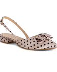 Vista diagonal de zapatilla nude con lunares negros, tacón bajo 3cm, pulsera ajustable y moño decorativo 