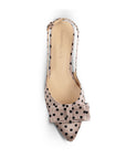 Vista superior en la zapatilla nude con lunares de punta fina y moño decorativo para dama 