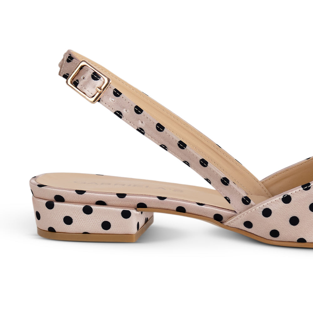 Vista trasera del tacón bajo 3cm en las zapatillas nude para dama con lunares y pulsera ajustable 