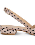 Vista trasera del tacón bajo 3cm en las zapatillas nude para dama con lunares y pulsera ajustable 