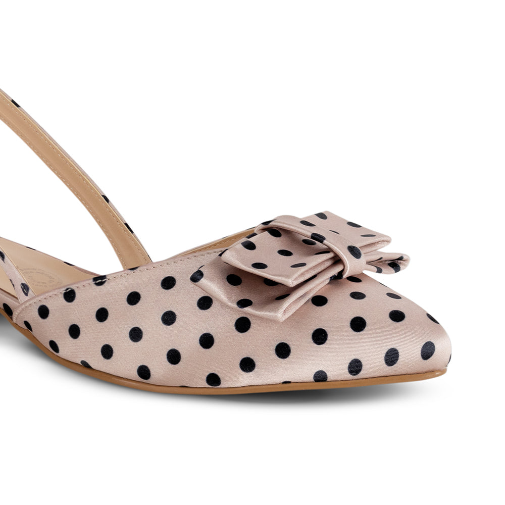 Detalle del material shantung en la zapatilla nude para dama con lunares, punta fina y tacón bajo 3cm 