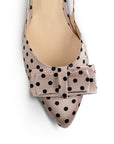 Vista del detalle en punta fina con moño decorativo de la zapatilla nude con lunares y tacón bajo 3cm para dama 