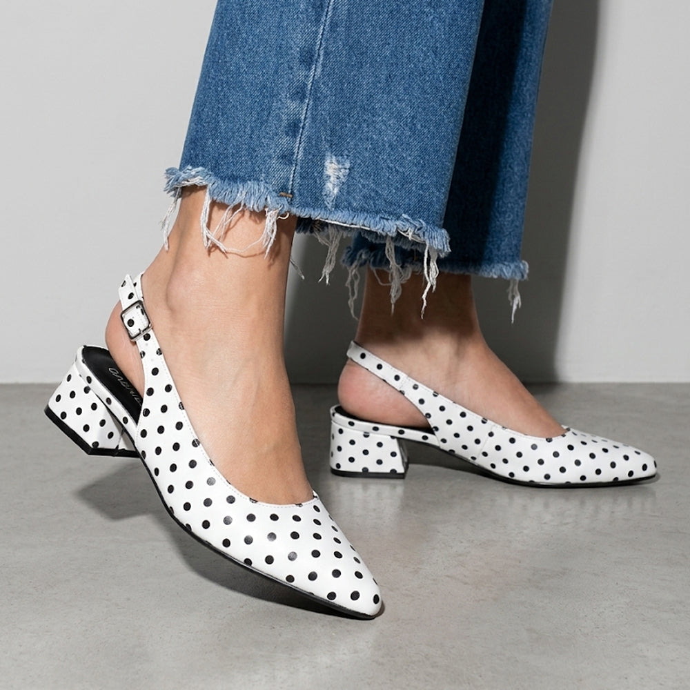 Zapatillas blancas con lunares negros de punta fina, moño decorativo y pulsera ajustable para dama