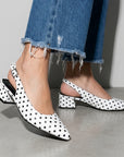 Zapatillas blancas con lunares negros de punta fina, moño decorativo y pulsera ajustable para dama
