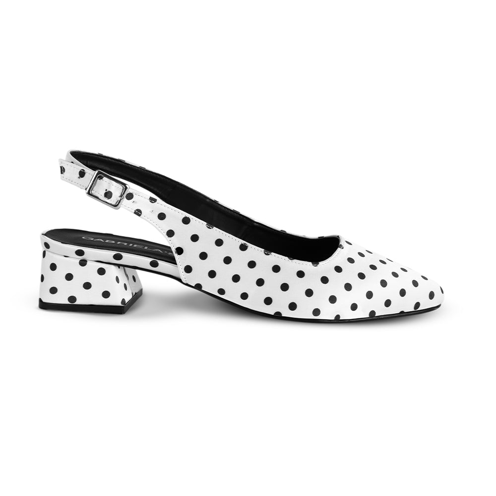 Vista lateral de zapatilla blanca para dama con pulsera ajustable, punta fina y tacón bajo 4cm 